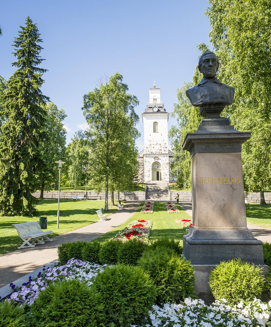 Sunnuntaina 25.8. ohjelma alkaa klo 10 11 jumalanpalveluksella kauniissa Tuomiokirkossa. Jumalanpalveluksen papeista toinen, Minna Snellman, kuuluu sukuumme.