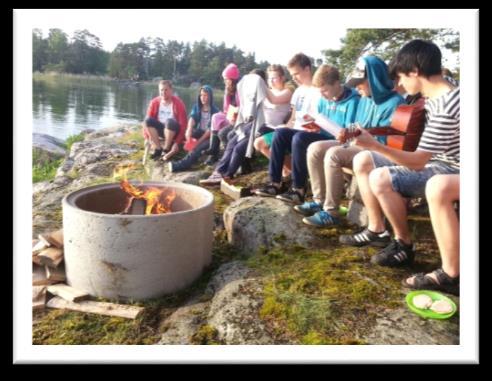 Ja harvassa leirikeskuksessa on yhtä hienolla paikalla nuotiopaikka kuin Papinsaaressa on. Papinsaari on osa sipoolaista historiaa.