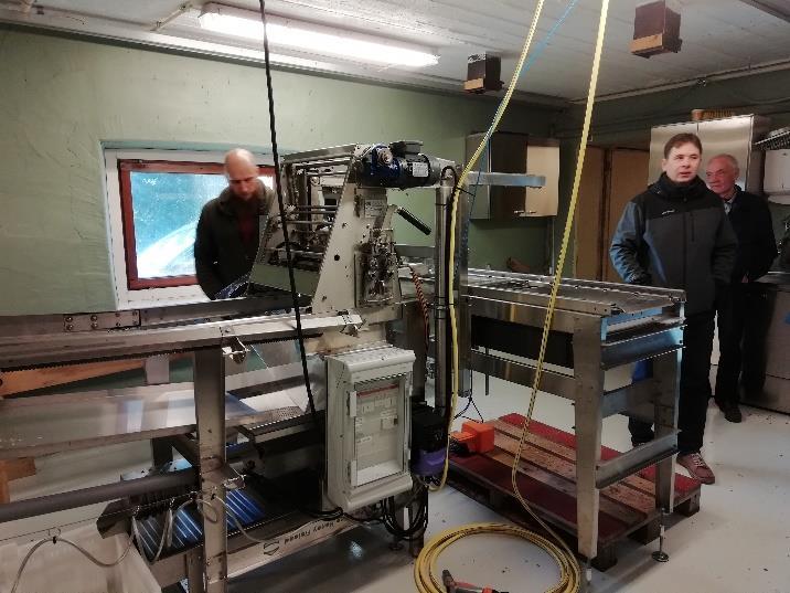 Tuotanto alkoi neljällä pesällä ja on kasvanut nykyiseen kokoonsa reiluun 150 pesään jaokkeiden muodostamisen kautta.