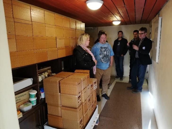 Tarhauksessa tehdään läheistä yhteistyötä paikkakunnan toisen tarhaajan ja emojen tuottajan Timo Urmaksen kanssa.