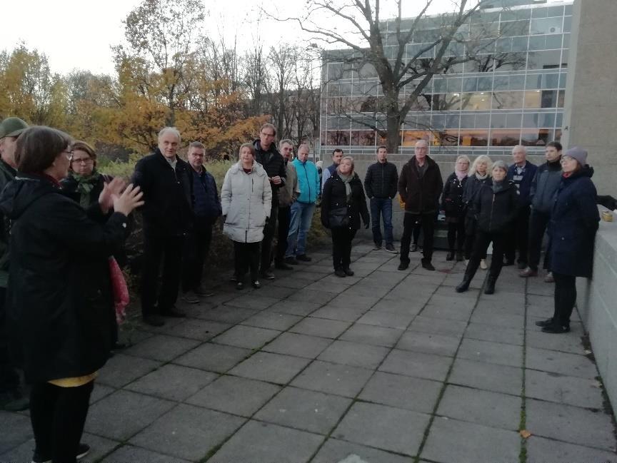 Merja-Riitta Laurila / Stadin tarhaajat ja hunajafrendit Oppaana tutustumisretkellä pääkaupunkiseudun tarhoihin oli Stadin tarhaajien sihteeri Merja-Riitta Laurila.