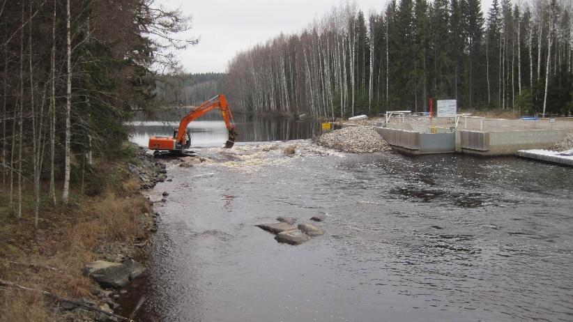 Oikeudelliset edellytykset ja luvanhakija Pohjapadon viimeistelyä Hauhuu- Uurasvedellä.