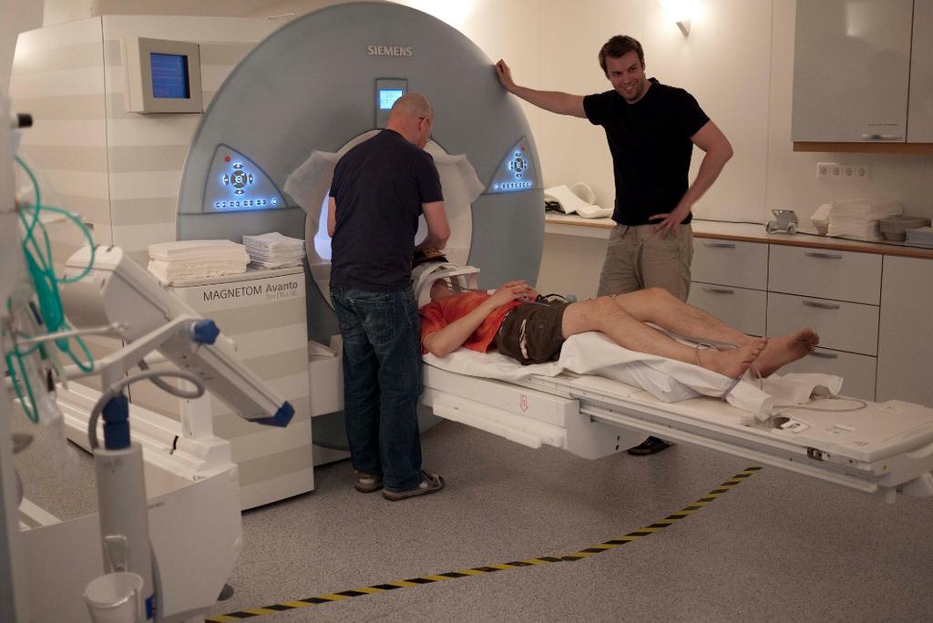 Yhtäaikaa puhetta ja 3D MRI:tä talteen?