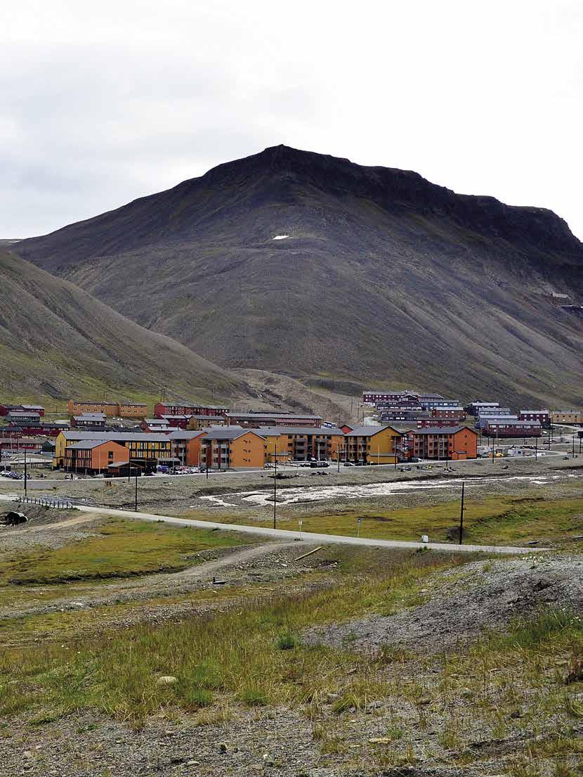 Longyearbyenin asutus perustettiin vuonna 1906 hiilikaivoksen ympärille. Pääasiassa norjalaisten asuttama taajama on Huippuvuorten suurin.