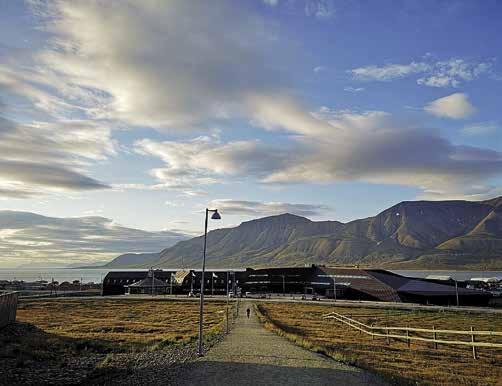 Svalbardin yliopistokeskus on erikoistunut arktisen biologian, geologian, geofysiikan ja teknologian tutkimukseen. Vuori vartioi yksinäistä rakennusta Longyearbyenin reunamilla.