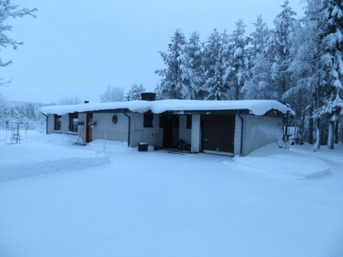 Posiontien varressa sijaitsevan pihapiirin rakennukset ovat 1970-luvulta.