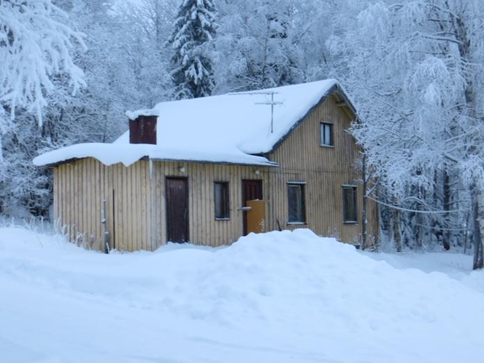 Kuvat 8 ja 9: Välitalon 1970-luvun alussa rakennettua asuinrakennusta on muutettu tasakattoisesta harjakattoiseksi. Vanhempi asuinrakennus on yhä asuttuna.