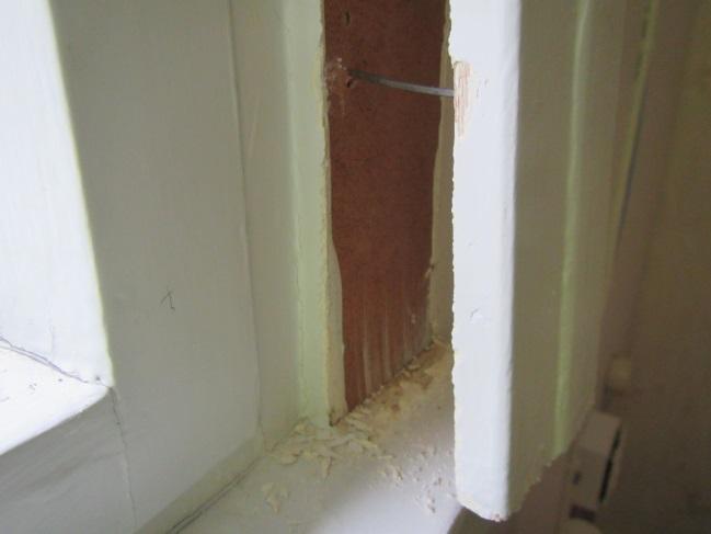 Ikkunat ovat vanhojen osalta teknisen käyttöikänsä lopussa ja uusimisen tarpeessa. Samassa yhteydessä uusitaan vaurioituneet puumateriaalit. 7.6.