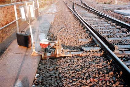 Behind are three wagons that fell off and one wagon that remained upright. Kuva 3.. Vaihde siinä asennossa, missä se oli onnettomuuden jälkeen.