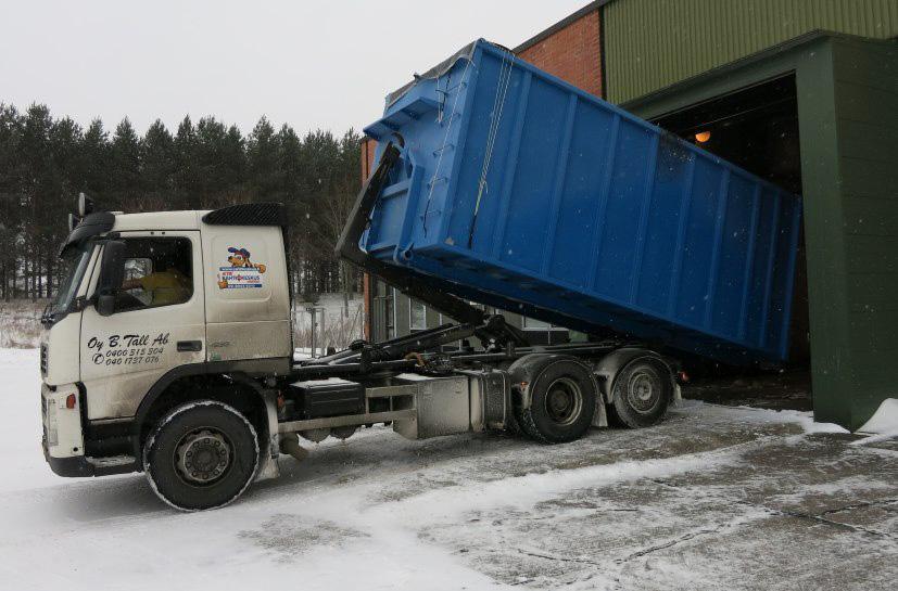 Täyttämistä voidaan kuitenkin helpottaa käyttämällä lastaussiltaa, jolloin kottikärryt päästään tyhjentämään kontin päältä ja kontti saadaan helpommin täyteen.