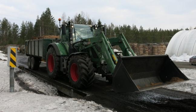 painoi 4 400 kg. Kuvassa 8 traktoriyhdistelmä oli aluelämpölaitoksen piha-alueella odottamassa kuorman purkamista, koska turvekuorman purku oli vielä käynnissä.