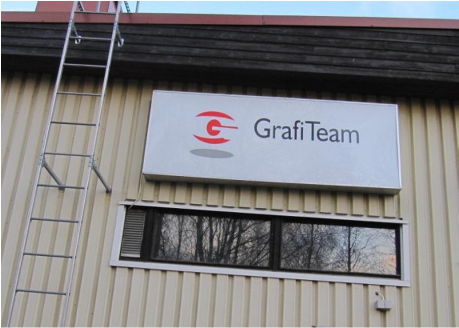 64 Kuva 13. GrafiTeam (kuva: Tytti Rajahonka). Kuva 14. Bar & salon Alabama (kuva: Tytti Rajahonka). Mukakieliset nimet muodostuvat keinotekoisista sanoista.