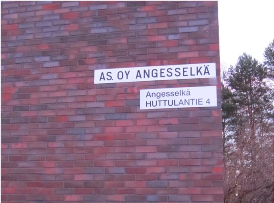 70 julkisivuissa näkyvistä nimistä yhtiömuodon ilmaiseva osa on yleensä jäänyt pois.