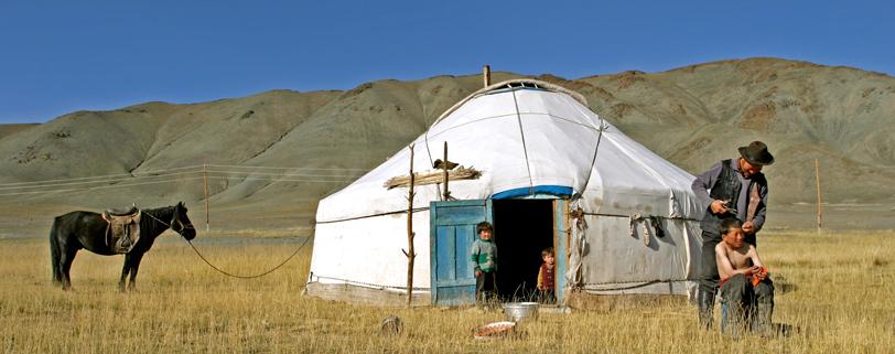 Täällä Mongolian läntisimmässä maakunnassa suurin osa väestöstä on etniseltä taustaltaan kazakkeja, jotka ovat buddhalaisista mongoleista poiketen uskonnoltaan sunnimuslimeja.