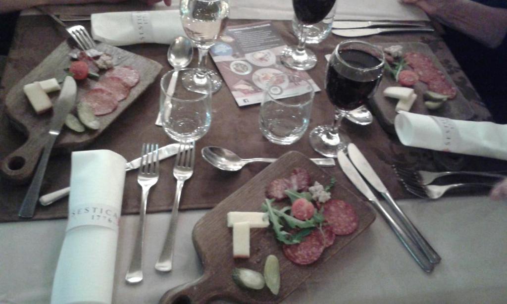 Kävelykadulla istahdettiin kuppilaan nauttimaan paikalliset oluet. Katsastettiin myös paikka johon tullaan illalliselle, Restaurant Gostilna Sestica.