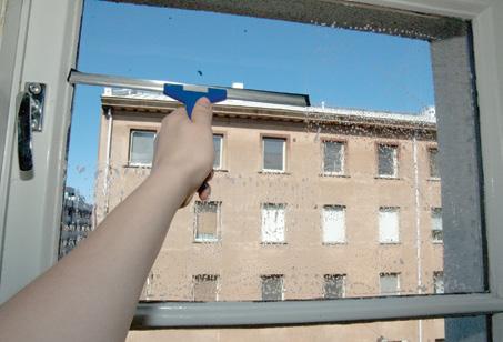 Pesun tulos näkyy paremmin kun peset likaisimman pinnan ensimmäiseksi. Samalla estät roiskeet jo pestyihin ikkunaruutuihin.