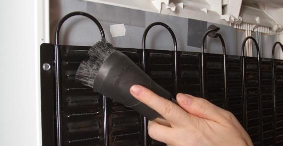 Jos haluat käyttää pesuainetta, kostuta liina vedellä, jossa on hieman käsiastian pesuainetta. Pyyhi myös ovi ja sen tiivisteet.