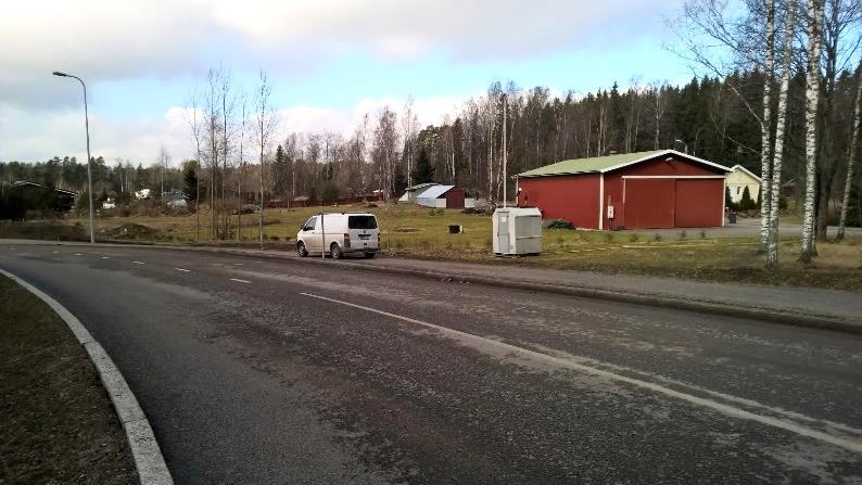 Kuvassa näkyy jalkakäytävä sekä Blominmetsäntie, jota pitkin louhekuormia kuljetettiin.