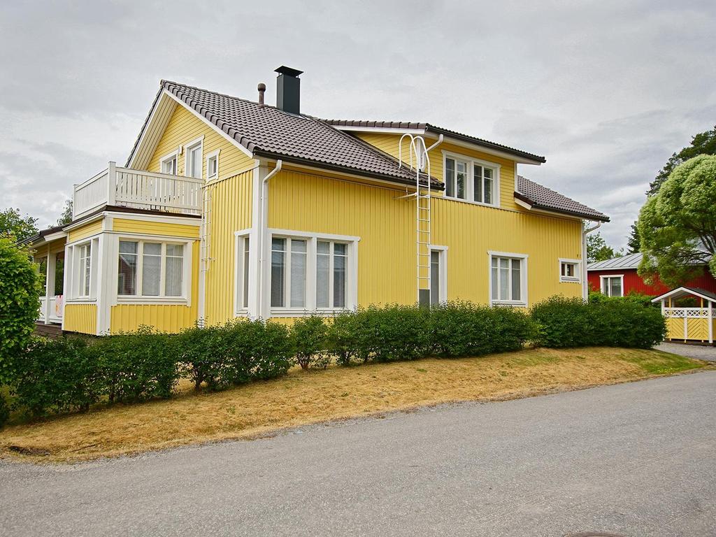 Omakotitalo Vaasa, Huutoniemi Kohdenumero 618307 7h,k,s,khh, 213,0 m²/228,5 m² Kov. 2009 Energialuokka Ei e-tod. Mh. 396 000,00 Leipurinkuja 13. Suuri viihtyisä vuonna 2008 rakennettu omakotitalo.
