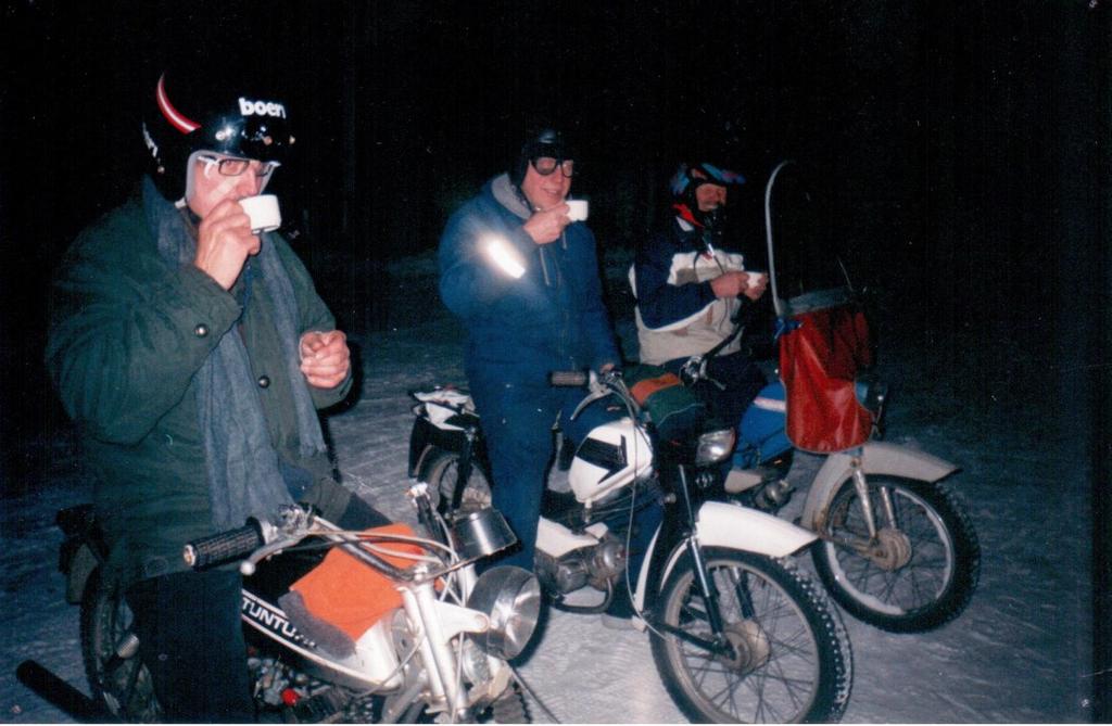 Vuonna 2002 paikalliset prätkäkundit olivat liikkeellä