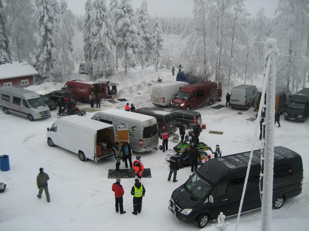Moottorikelkkakisat toivat säpinää Vaarantalon pihaan talvella 2013.