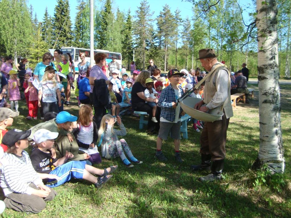 toukosiunaustapahtuma Vaarantalon pellolla. Kuvassa Kalevi Pylvänäinen kylvövakan kanssa.