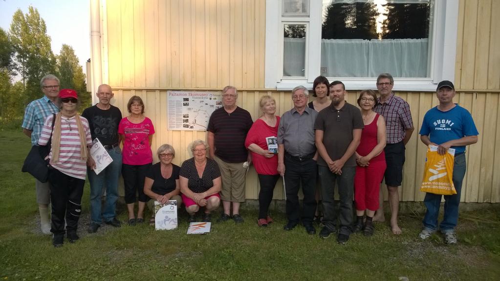 kyläläisinä ovat kuvassa mukana Mieslahtelaisten, Melalahtelaisten ja Hakasuolaisten kanssa Raili ja
