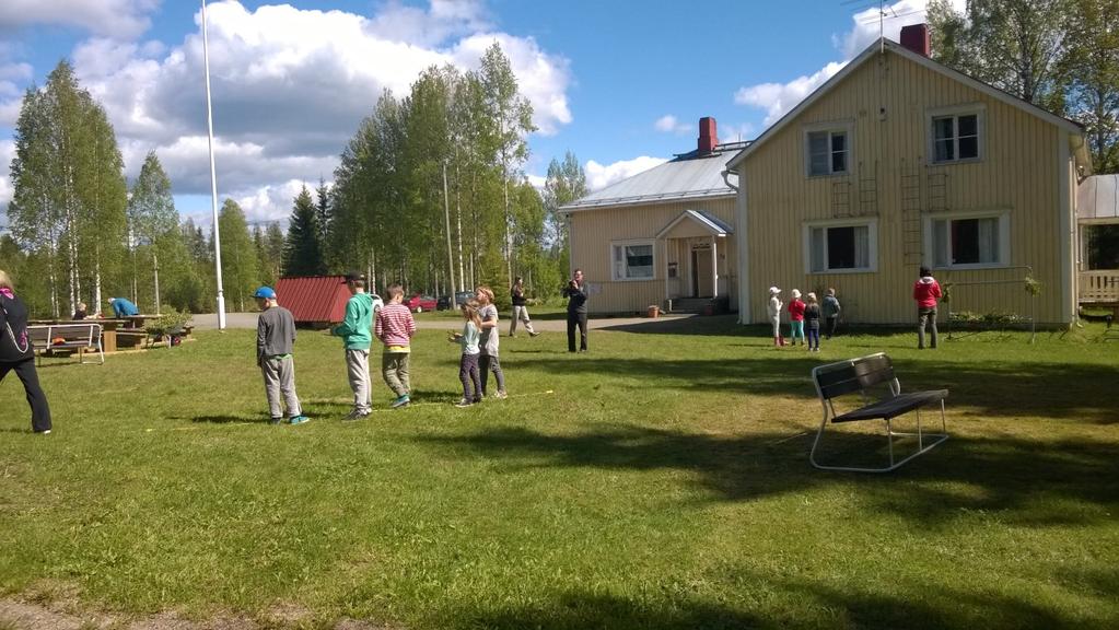 Kuvassa laulamassa Ari Karjalainen, Pauli Määttä, Anteri Heikkinen, Mikko Heikkinen ja Pertti Heikkinen.