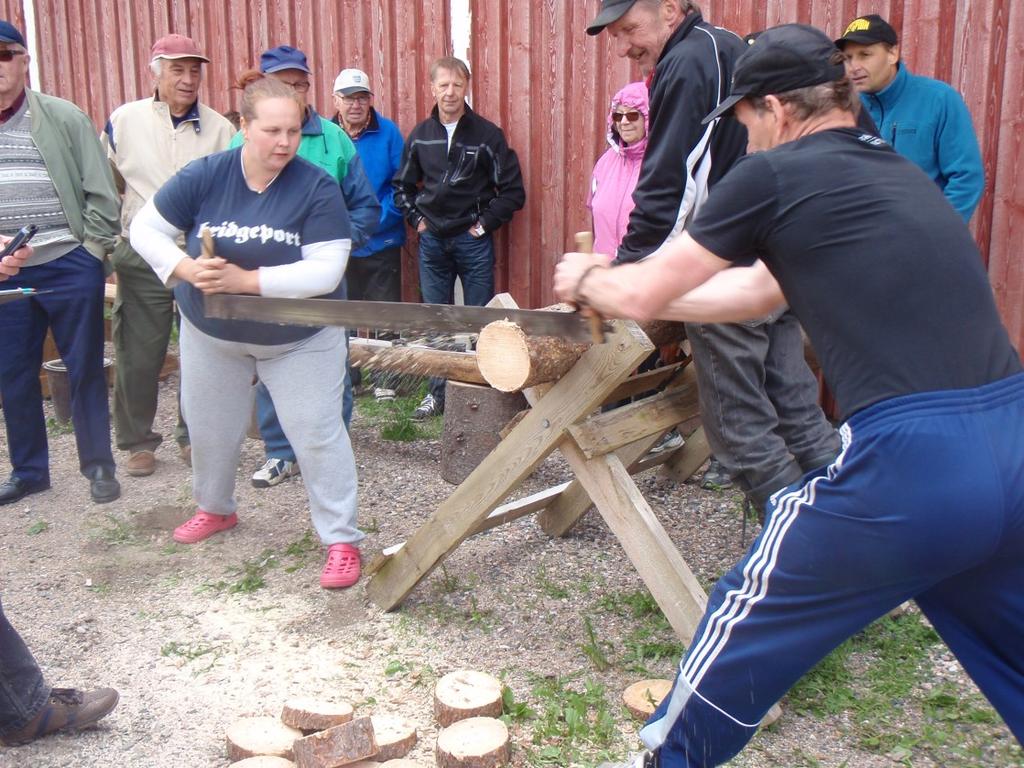 Kyläyhdistyksellä torilla oli myytävänä Markku Väisäsen keittämää lihakeittoa.