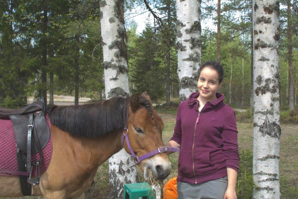 lähes 20 kyläläistä ja päivän