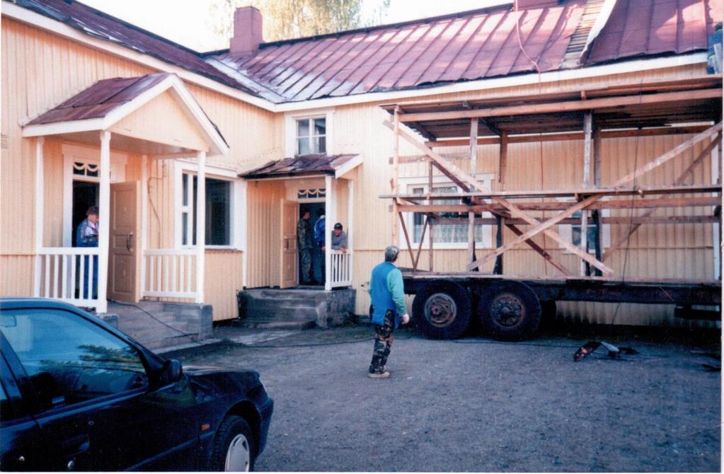 1997 talon vesikatto pihan puolelta uusittiin.
