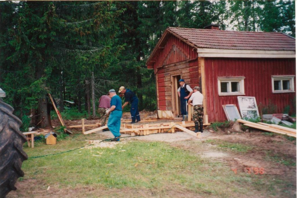 1998 laajennettiin pihasaunaa pukuhuoneen verran yhteistyössä Hukkalan