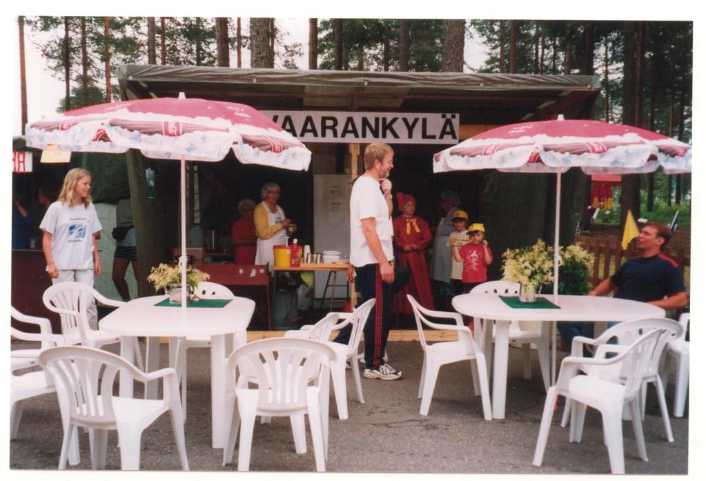 Oppaana oli Purolan Annan poika Eino Karjalainen (kuvassa edessä