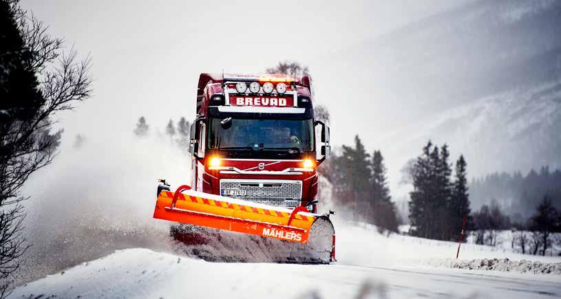 Vuoren valtias Haastavassa vuoristosolassa Keski-Norjassa Knut Brevad tarkkailee luonnonvoimia täydellisesti Mählersin työlaitteilla varustetussa talvikunnossapitoon tarkoitetussa autossaan.