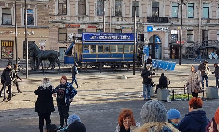 Vasilinsaarelle oppilaitosvierailua varten Odottaessamme