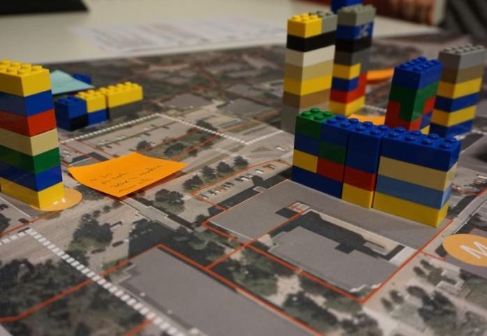 puolin - Täytyy saada maan alle parkkipaikkoja, koska parkkikentät saatava asuinrakennuksille - parkkialueet (maanalaiset) on merkitty oranssilla (5-kerroksinen 5x120 ruutua ja 4-kerroksinen 4x30