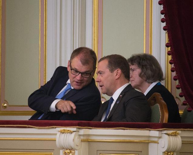 Suomen tasavallan presidentin Sauli Niinistön tervehdyksen luki suurlähettiläs Mikko Hautala. Tervehdysten jälkeen omat puheenvuoronsa pitivät kummankin maan pääministerit.