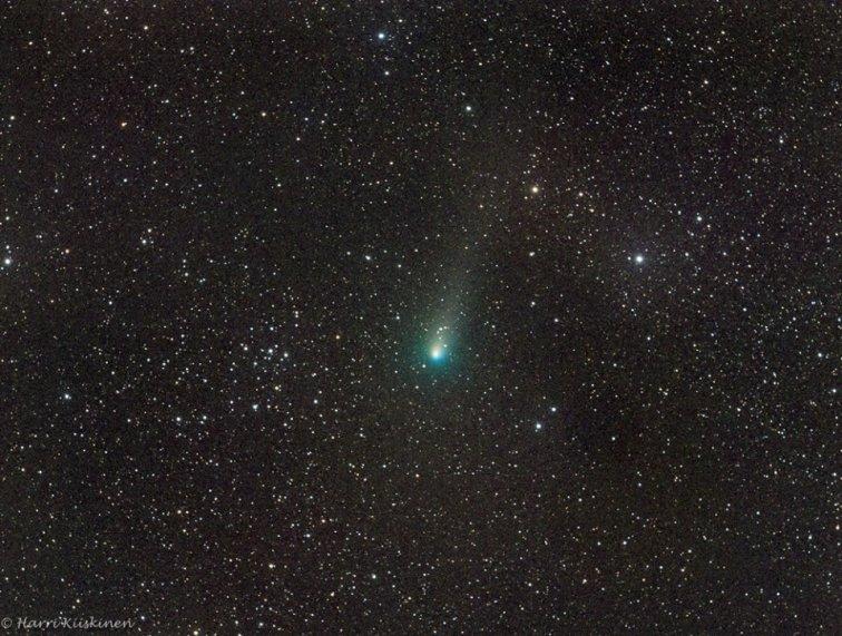 Syksyn 201 8 komeetat Harri Kiiskinen S yksy 2018 tarjoaa komeettojen ystäville kolme kiikarikomeettaa, joista kaksi saattaa hyvissä olosuhteissa kirkastua jopa paljaalla silmällä havaittaviksi.
