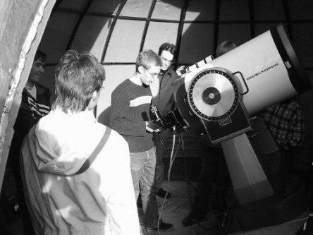 Kehitys jatkuu Nyrölän observatorio on jo mukana useissa ammattilaisten tekemissä havaintoprojekteissa. Nyrölän Meaden käyttökurssi tutustumassa Yhteistyötä tehdään mm. HelsinMeaden käyttöön.