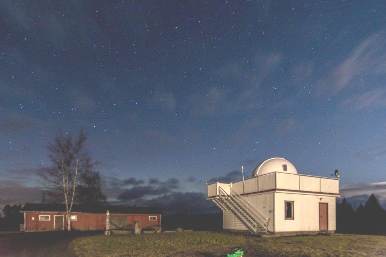 Hankasalmen observatorio. Kuva: Harri Kiiskinen CCD-kamera Kaukoputken pääilmaisin on suodinvaihtajalla varustettu laajakenttäinen CCDkamera, SBIG STL-1001E.