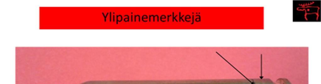 Yllä olevassa hylsyssä on nähtävissä kahdenlaisia vaurioita. 1. Hylsyn / aseen sulkuväli on ollut liian suuri jonka seurauksena hylsy on venynyt pituussuunnassa.