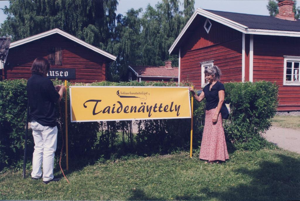 Aivan alusta juontaa juurensa myös kaupungin ja kuvataiteilijoiden hyvä yhteistyö. Näyttelyitä oli pidetty jo ennen yhdistyksen perustamista Kerholan tiloissa (Nokian Kuvaviikot).