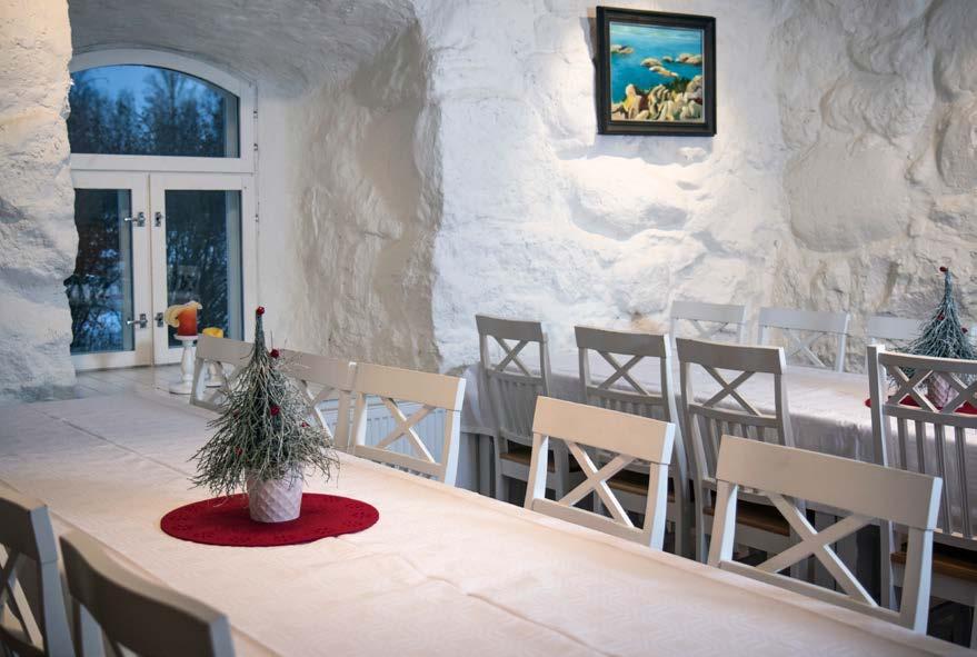 PERHEJUHLAT KOKOUSTILAT KESÄKAHVILA TILAUSRAVINTOLA YRITYSTILAISUUDET