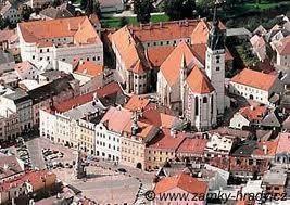 päivä Telč-Jindřichův Hradec (40 km) Aamiainen hotellissa jonka jälkeen tutustuminen pyöriin ja koeajo.