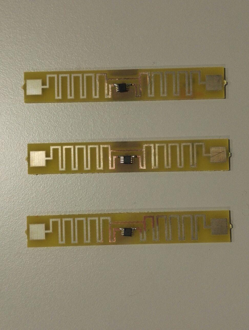 3. TYÖN TOTEUTUS Työssä käytettävät tägit (kuva 2) ovat tarkoitettu käytettäväksi autonrenkaissa. Tägit ovat kooltaan 80mm*12mm*1,6mm.