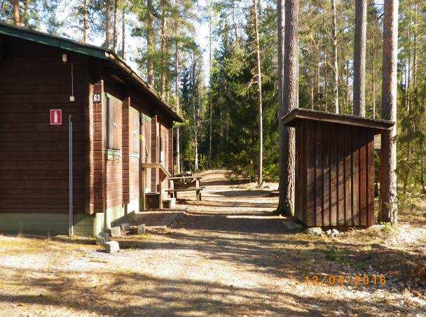 Suurempia puutteita piha-alueissa ei havaittu. Sorapintoja tulee huoltaa tarpeen mukaan. Piha- ja aluevarusteita on jonkin verran ja näitä ovat mm. penkit ja pöydät sekä leikkialueen varusteet.