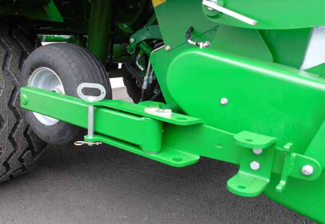 Kytke koneen jarrujärjestelmä (hydraulinen tai paineilmatoiminen) traktoriin. Jos koneessa on ilmajarrut, älä aja, ennen kuin traktorin paneelin osoitin näyttää vaadittua painetta.