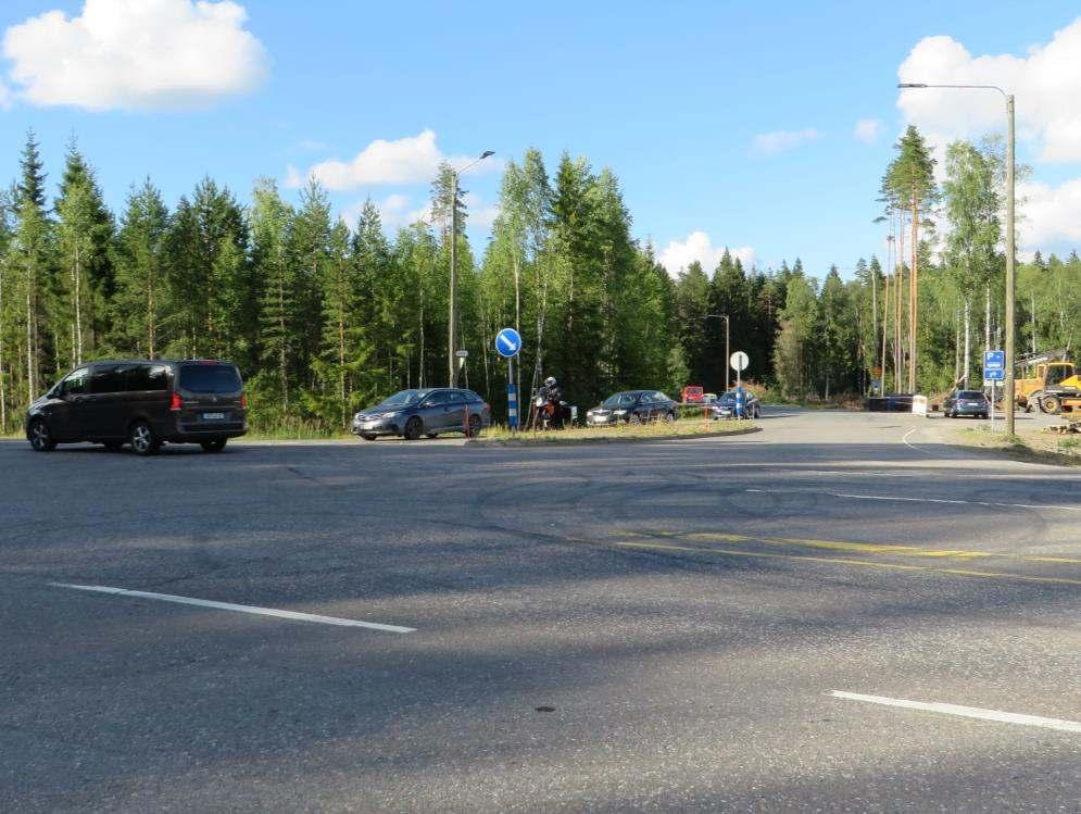 Tammela Aloituspiste Hämeen lk Valtatie 2:n ja Härkätien risteyksessä on pikavuoropysäkit, joiden kautta kulkee useita bussivuoroja muun muassa