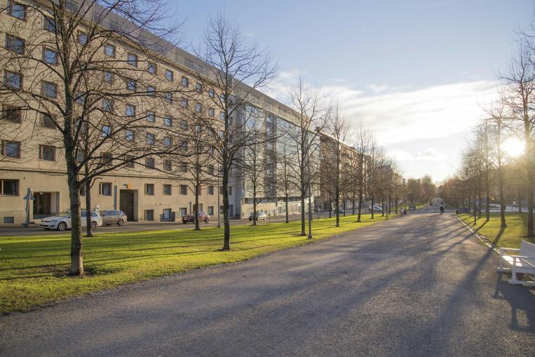 Asuinrakennuksen rakentaminen sisäpihalle esiintyi jo alkuperäisissä rakennuslupakuvissa, joissa tontin sisäosaan oli suunniteltu kaksi nelikerroksista,