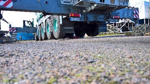 Perjantai-illan aikana nostettiin myös kumivene ylös trailerille, pestiin se painepesurilla ja vietiin kirjaston alakertaan.